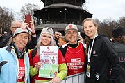 Chantal Bausch (re) mit Unterstützern des Laufes vor dem Chinesischen Turm (©Foto: Martin Schmitz)